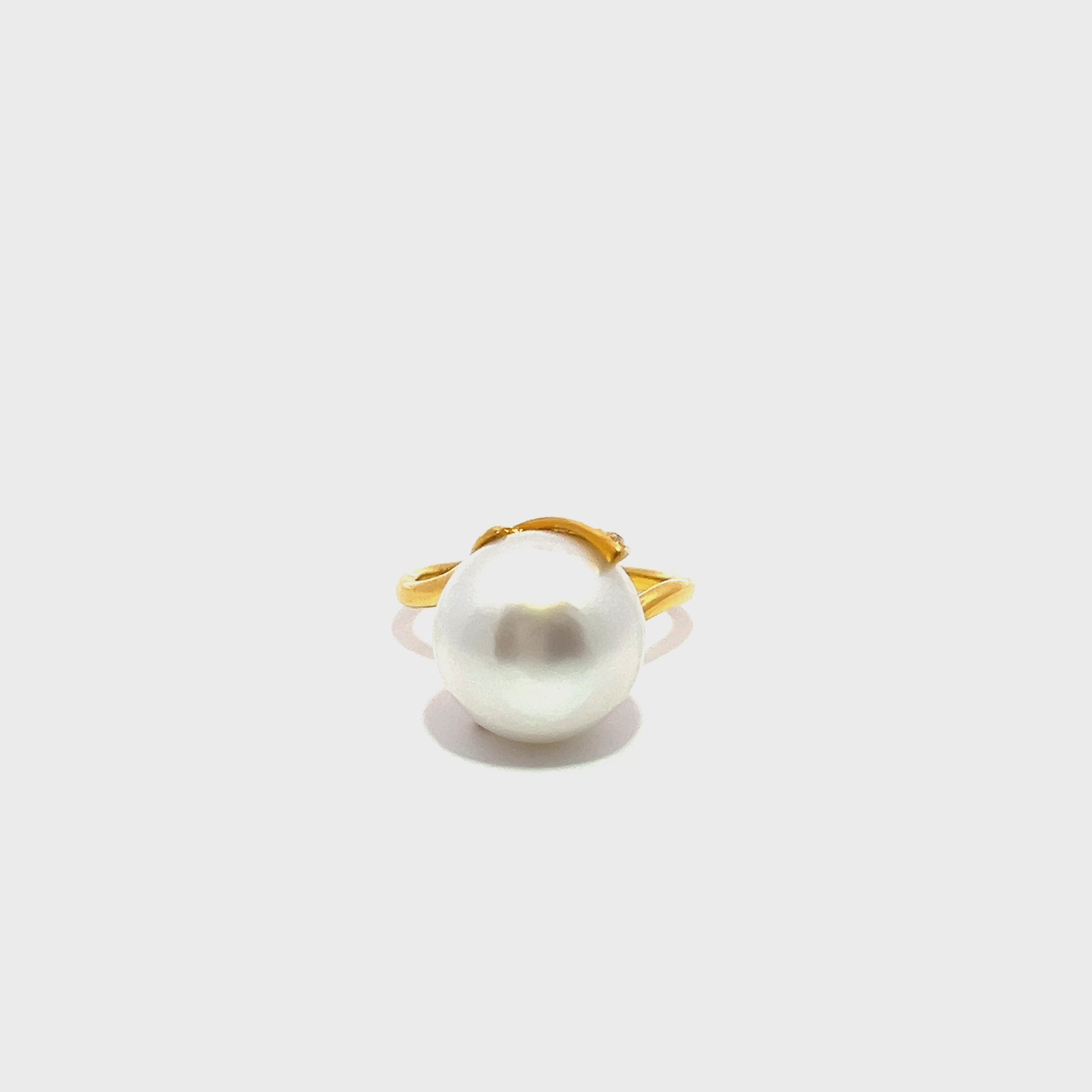 White South Sea Pearl Diamond Ring
