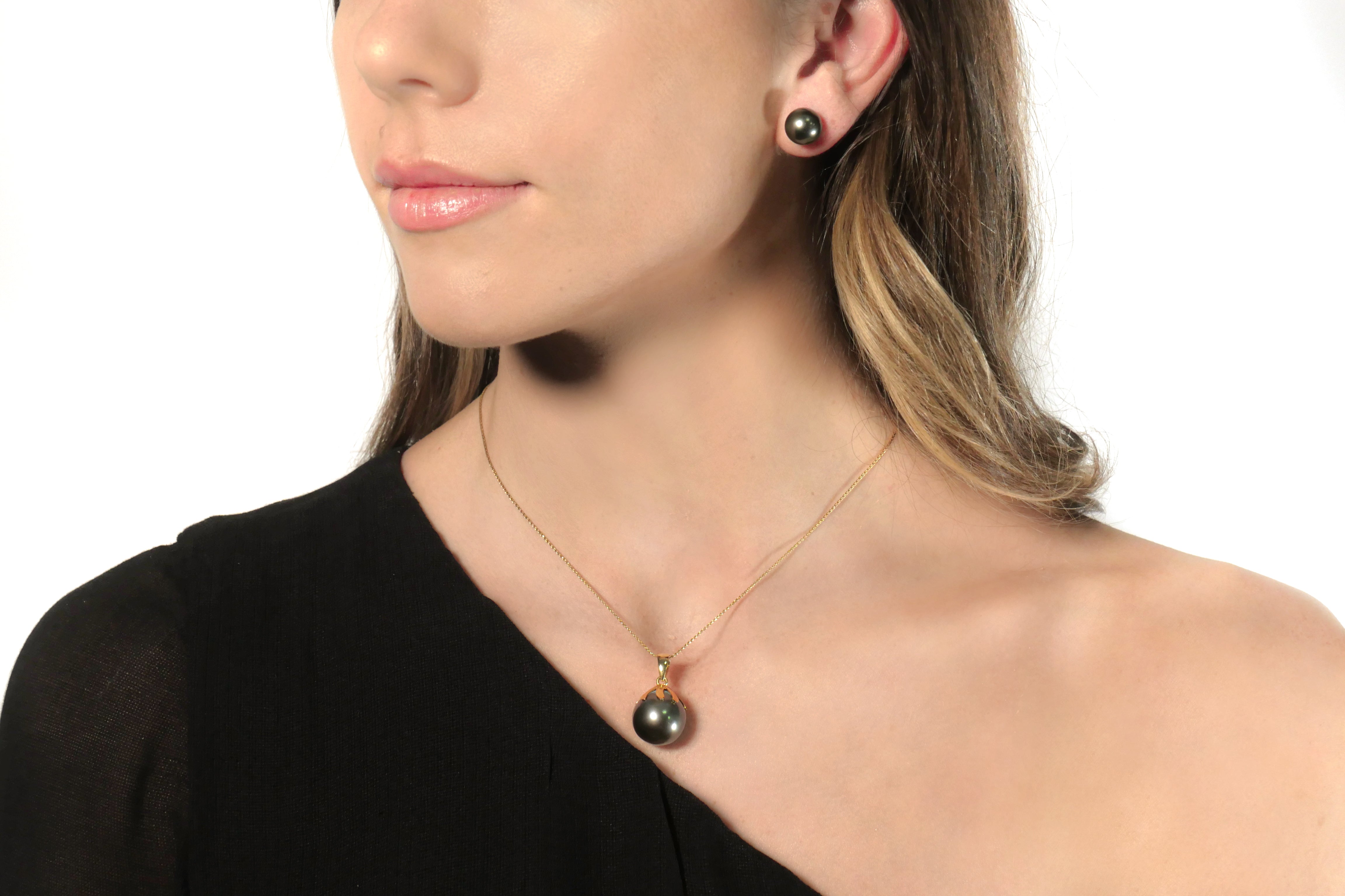 Black South Sea Pearl Round Pendant